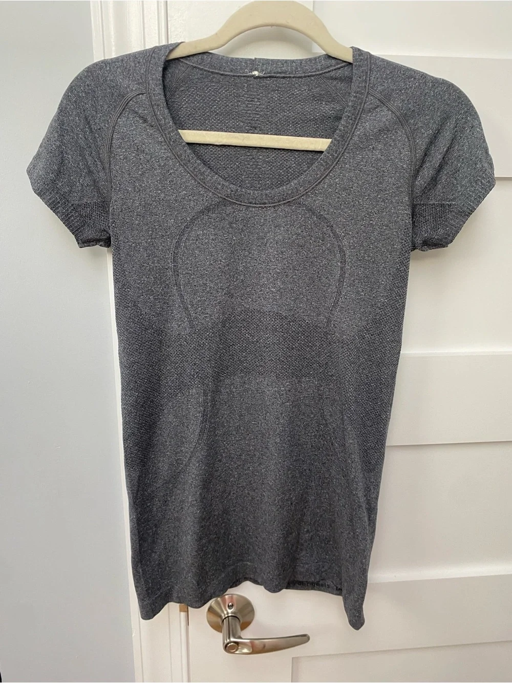 Lululemon swifty tech gray shirt sleeve top size 6 - Picture 2 of 5